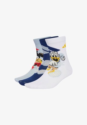 Tres pares de calcetines de algodón: uno celeste con un personaje, uno marino con un diseño y uno blanco con un estampado distintivo.