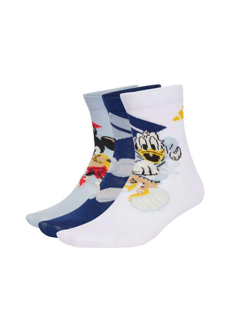 Tres pares de calcetines de algodón: uno celeste con un personaje, uno marino con un diseño y uno blanco con un estampado distintivo.
