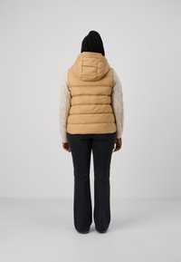 Tommy Hilfiger Curve CASUAL HOOD  - Waistcoat - classic khaki