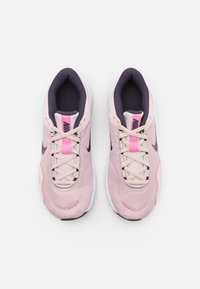 Nike Performance LEGEND ESSENTIAL 3 - Sapatilha de treino - barely rose/cave purple/white/pure platinum/pink rise