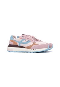 Zapatillas de ante rosa y marrón con detalles en azul claro, punta redonda, parte superior texturizada y entresuela blanca y azul en contraste. Diseño con cordones.