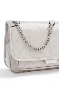 Borsa trapuntata grigio chiaro con tracolla a catena argentata, texture liscia e patta frontale decorata con un dettaglio metallico rettangolare.