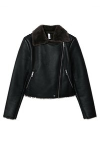 Zwarte leren motorjas met een donkerbruine nepbonten kraag, een asymmetrische ritssluiting aan de voorkant en twee ritszakken aan de zijkanten.