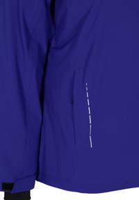 Chaqueta impermeable morada con una textura suave, que cuenta con un bolsillo con cremallera y detalles reflectantes a lo largo de la costura lateral.