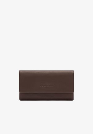 Brązowy portfel ze skóry o fakturowanym wykończeniu, wyposażony w magnetyczne zapięcie i tłoczoną nazwę marki umieszczoną na środku przedniej strony. Kompaktowy i prostokątny kształt.