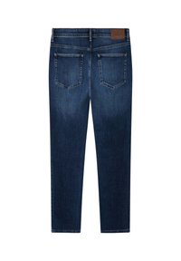 Tmavomodré riflové nohavice s dvoma zadnými kapsami a hnedou koženou značkou na opasku, zobrazené zozadu na bielom pozadí.