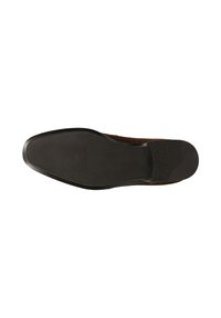 Semelle d'une chaussure élégante marron pour homme avec une semelle extérieure en caoutchouc noir lisse et une partie du talon légèrement texturée visible.