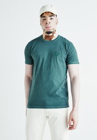 Lee - MEDIUM WOBBLY TEE - T-shirt basic - evergreen Miniatuurafbeelding 1