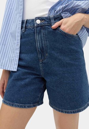 Dunkelblaue Denim-Shorts mit geradem Schnitt, Fünf-Taschen-Design, sichtbaren Nähten und einer Metallknopfverschluss vorne.