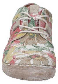 Scarpa con fantasia floreale presenta un tessuto intrecciato testurizzato nei colori rosa, verde e giallo, con suola in gomma beige e chiusura tradizionale con lacci.