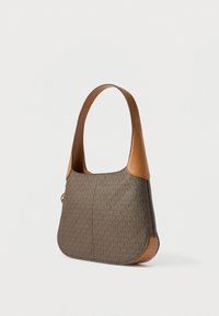 Ruda audinio petnešėlė su tekstūruotu raštu, smėlio rudos odos detalėmis, plačia lenkta petneša ir lygiu pagrindu.