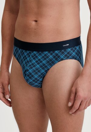 Blaue und schwarze karierte Slips mit einem dunklen Bund; der Stoff wirkt weich und elastisch; das Markenlogo ist auf dem Bund aufgestickt.