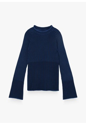 Marineblauer gerippter Pullover mit rundem Ausschnitt, ausgestellten Ärmeln und kontrastierenden hellblauen Akzenten am Kragen und den Ärmelenden.