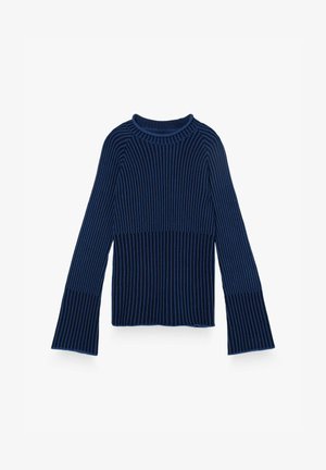 Marineblauer gerippter Pullover mit rundem Ausschnitt, ausgestellten Ärmeln und kontrastierenden hellblauen Akzenten am Kragen und den Ärmelenden.
