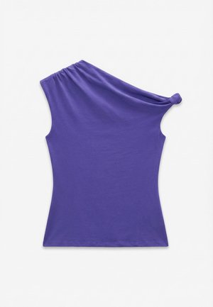 Fialový tielko bez rukávov s dizajnom na jedno rameno a detailom látkového uzla na pravom ramene, položený na bielom pozadí.