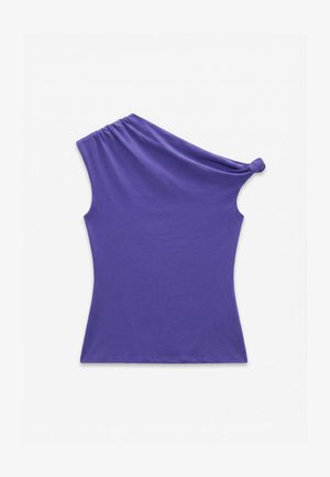 Fialový tielko bez rukávov s dizajnom na jedno rameno a detailom látkového uzla na pravom ramene, položený na bielom pozadí.