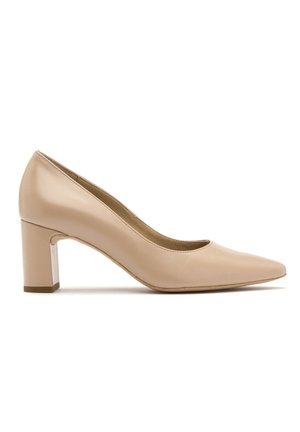 Beige leren blokhakpumps met een spitse neus en een laag uitgesneden ontwerp, met een zachte textuur en subtiele stikdetails.