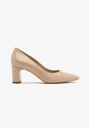 Beige leren blokhakpumps met een spitse neus en een laag uitgesneden ontwerp, met een zachte textuur en subtiele stikdetails.