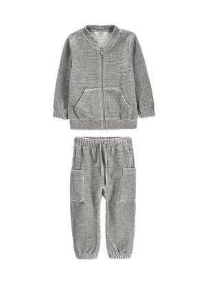 Miękki szary prążkowany dres dla malucha z kurtką na zamek, wyposażoną w przednie kieszenie oraz spodnie z elastycznym pasem, bocznymi kieszeniami i sznurkiem.