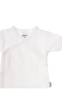 Weißer Baby-Bodysuit mit kurzen Ärmeln und Wickeldesign, Druckknöpfen an der Seite und einer weichen Baumwolltextur. Mit einem Markenlabel.