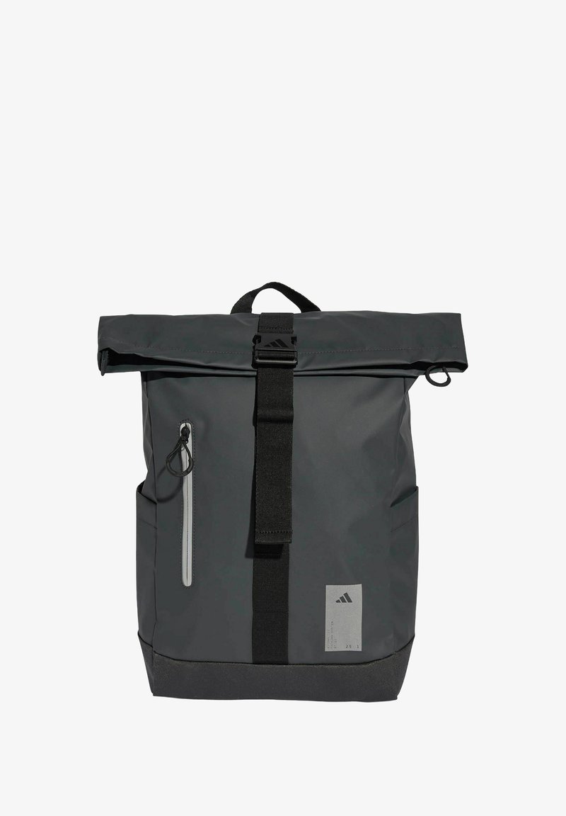 Schwarzer Rolltop-Rucksack aus wasserdichtem Material. Verfügt über eine Vorderreißverschlusstasche, einen verstellbaren Gurt und ein graues Logopatch auf der Vorderseite.