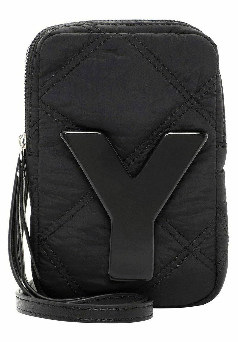 Sac en nylon matelassé noir avec un grand accent en plastique noir en forme de 'Y', fermeture éclair, et une bandoulière en cuir ajustable.