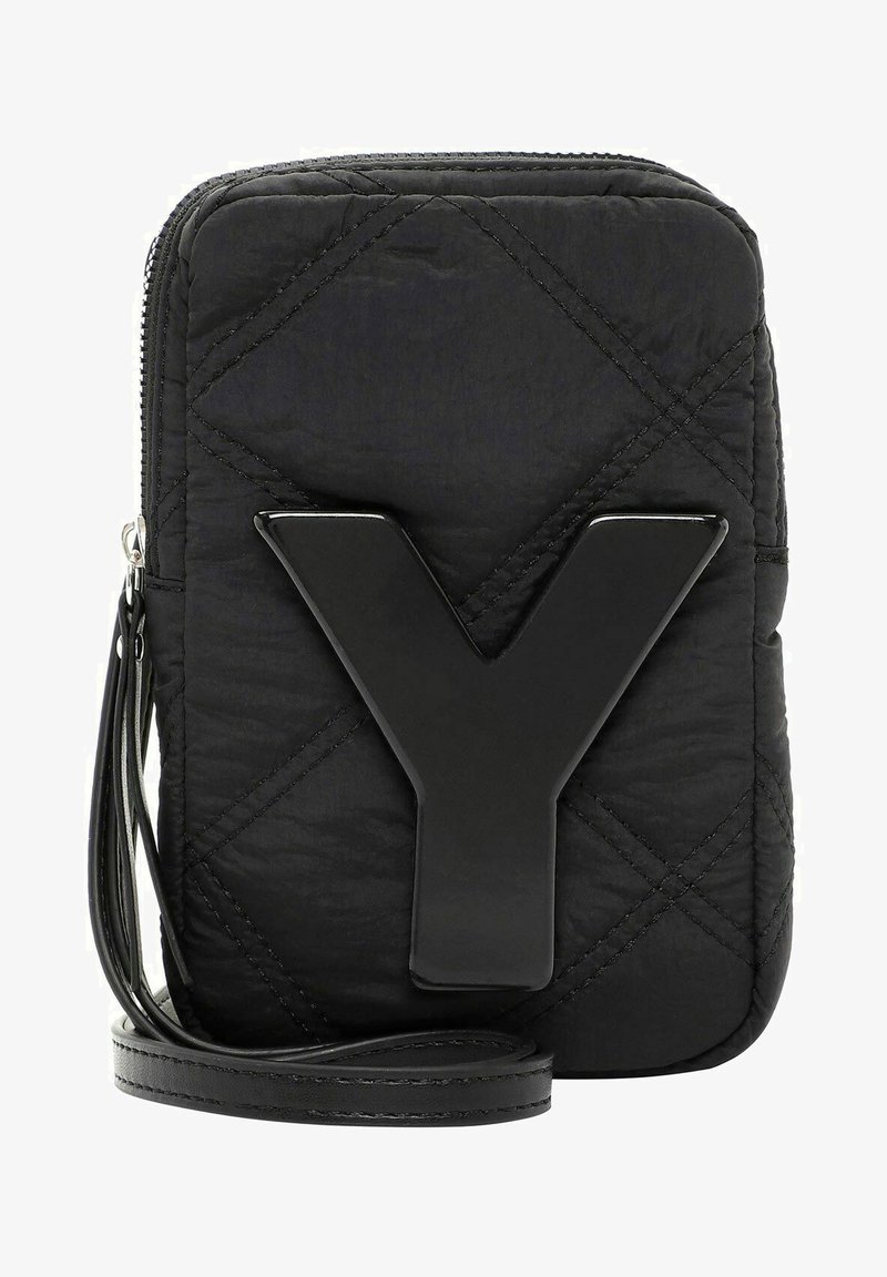 Sac en nylon matelassé noir avec un grand accent en plastique noir en forme de 'Y', fermeture éclair, et une bandoulière en cuir ajustable.