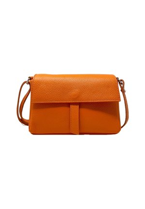 Borsa a tracolla in pelle arancione con finitura texture, forma rettangolare, tappo a portafoglio e tracolla removibile.