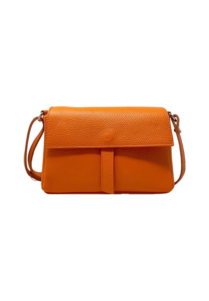 Bolso de hombro de cuero naranja con un acabado texturizado, forma rectangular, tapa con solapa y una correa de hombro desmontable.