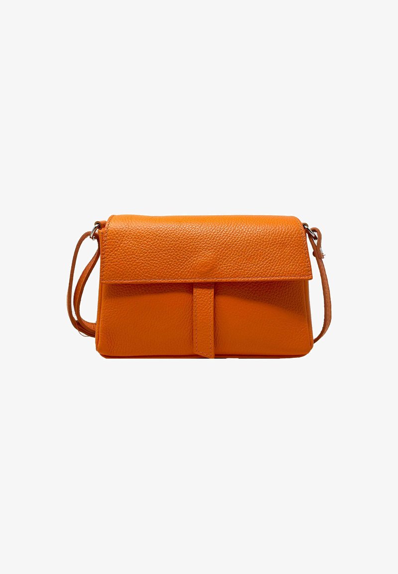 Bolso de hombro de cuero naranja con un acabado texturizado, forma rectangular, tapa con solapa y una correa de hombro desmontable.