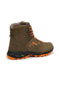 Bota de senderismo de cuero marrón con cordones naranjas, forro de tela texturizada y suela Vibram negra con acentos naranjas, diseñada para la durabilidad y el agarre.