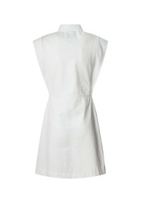 Biała sukienka bez rękawów z kołnierzykiem, dopasowana w talii i z rozkloszowanym dołem. Wykonana z gładkiego, trwałego materiału.