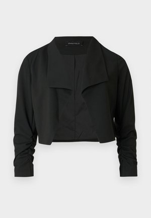 Jachetă neagră, scurtă, cu guler despărțit și mâneci lungi cu strângeri. Confecționată dintr-un material neted, cu un design simplu și curat.