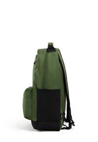 Mochila de tela verde con exterior texturizado, base negra, bolsillo lateral y asa superior. Cuenta con correas ajustables y un diseño elegante.
