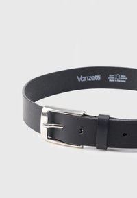 Μαύρη δερμάτινη ζώνη με ασημένια μεταλλική αγκράφα, διαθέτει λεία υφή και κλασικό σχεδιασμό. Το εμπορικό όνομα "Vanzetti" είναι τυπωμένο στο εσωτερικό.