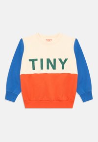 Sweatshirt à manches longues pour enfants avec des manches bleues, un haut crème, un bas orange et "TINY" imprimé en vert sur la poitrine.