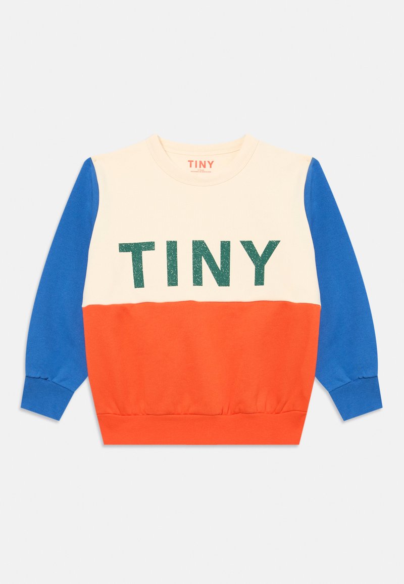 Sweatshirt à manches longues pour enfants avec des manches bleues, un haut crème, un bas orange et "TINY" imprimé en vert sur la poitrine.