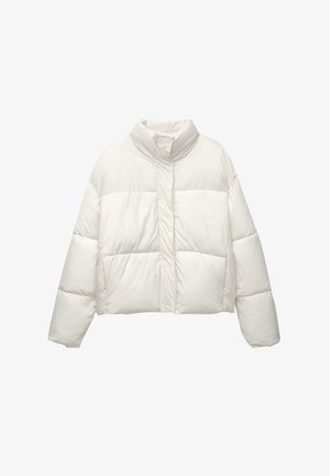 Kratká biela puffová bunda s vysokým golierom, s prešívanými časťami a predným zipsom, vyrobená z hladkej, ľahkej tkaniny.