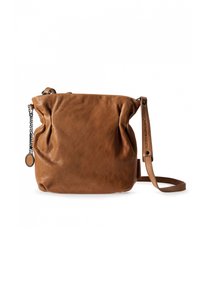 Borsa a tracolla in pelle marrone con superficie morbida e testurizzata, design arricciato, dettaglio in catena e tracolla regolabile. Include un'etichetta rotonda con il logo.