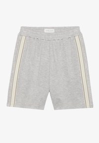 Shorts en coton gris avec une ceinture élastique, comprenant deux bandes latérales en crème et marron. Texture lisse et coupe jusqu'aux genoux.