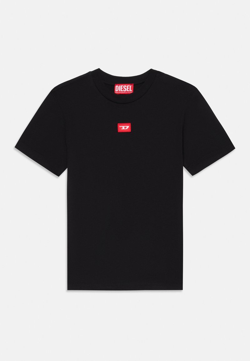 Melnas īsu piedurkņu T-krekls, izgatavots no kokvilnas, ar mazu sarkanu taisnstūra logu uz krūšu ar baltu tekstu.