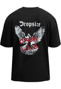Zwarte, loszittende T-shirt met een grafische afbeelding van twee grijze duiven met uitgespreide vleugels. De tekst "Dropsize Crew Love" staat in rood en wit.