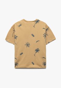 Camiseta de manga corta en color beige con un patrón tropical azul de palmeras y piñas, confeccionada en suave tela de algodón.
