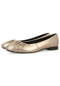 Ballerines métalliques dorées avec une finition en cuir lisse, bout arrondi, texture froncée à l'avant et semelle noire plate et basse.