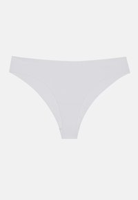 Chilote alb cu talie joasă, fără cusături, cu o textură netedă, având laturi înguste și un design minimalistic. Fără modele vizibile sau accesorii.