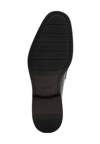Schwarze Schuhsohle mit strukturierter Oberfläche, horizontalen Rillen und einem kleinen Absatz. In der Nähe der Basis mit "MNG" gekennzeichnet. Insgesamt glatte Oberfläche.