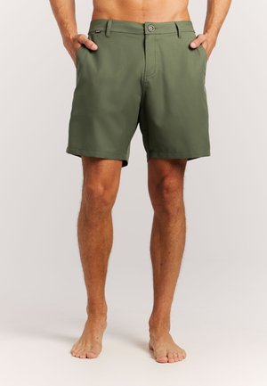 Shorts de bain vert olive en tissu lisse, dotés d'une taille boutonnée, de poches latérales et d'une coupe droite.