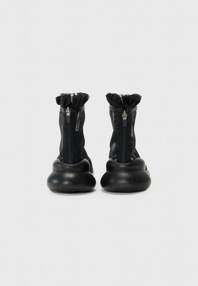 Collina Strada RUFFLE BOOTS - Bottines - black