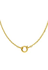 Collier en or avec fermoir à bascule rond, présentant des maillons entrelacés, une texture lisse et une finition polie.