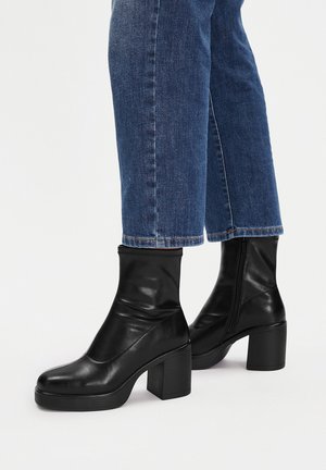 Stivaletti con plateau - black